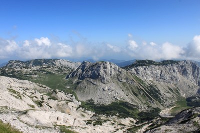 Lučki Dedec au centre - Vue vers le S depuis la brèche Škarje Lučki Dedec au centre - Vue vers le S depuis la brèche Škarje