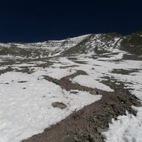 Oui il y a quand même de la pente. A gauche l'épaule qui nous monte au sommet