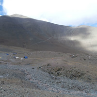 Le camp de base à 5000m avec le chemin montant à droite