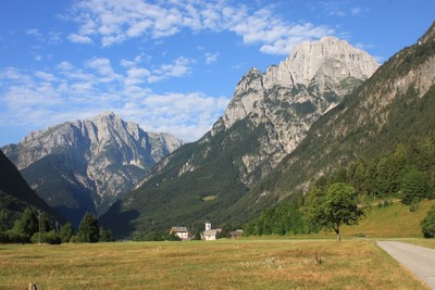 Village of Log pod Mangartom - Koritnica valley: view downstream Village of Log pod Mangartom - Koritnica valley: view downstream