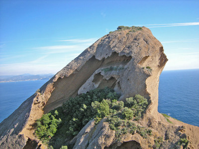 E to the crux: west face of East Middle peak - third summit E to the crux: west face of East Middle peak - third summit