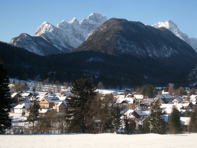 Mojstrana et les Alpes juliennes - vue depuis la station de bus Mojstrana et les Alpes juliennes - vue depuis la station de bus