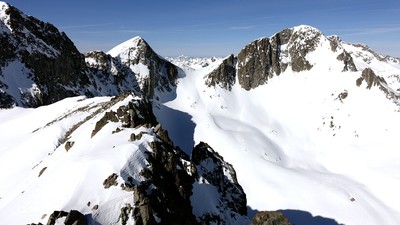Le col d'Aragon , le pic de Cambalès à droite et le Pène d'Aragon à gauche Le col d'Aragon , le pic de Cambalès à droite et le Pène d'Aragon à gauche