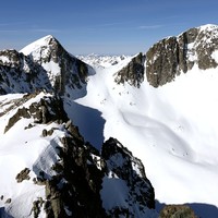 Le col d'Aragon , le pic de Cambalès à droite et le Pène d'Aragon à gauche