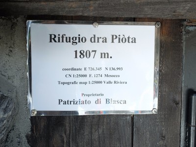 all'entrata del rifugio