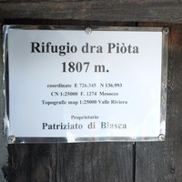 all'entrata del rifugio