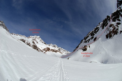 Dopo 10km di sviluppo da Abfruttsi raggiunge la Voralp hutte 2126m Dopo 10km di sviluppo da Abfruttsi raggiunge la Voralp hutte 2126m