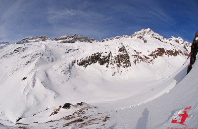 Nel ripido pendio a 45° sopra la Voralp hutte Nel ripido pendio a 45° sopra la Voralp hutte
