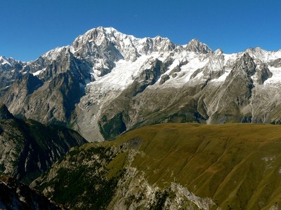 Au premier plan : Le Mont de Saxe et Le refuge de Bertone à son extrémité face au Mont-Blanc Au premier plan : Le Mont de Saxe et Le refuge de Bertone à son extrémité face au Mont-Blanc