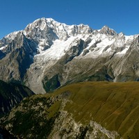 Au premier plan : Le Mont de Saxe et Le refuge de Bertone à son extrémité face au Mont-Blanc