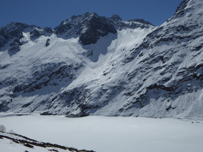 Vue sur la descente au-dessus du lac : à gauche, le passage le plus sûr, à droite le passage expo/merdique (tracés à faire)
