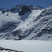 Vue sur la descente au-dessus du lac : à gauche, le passage le plus sûr, à droite le passage expo/merdique (tracés à faire)
