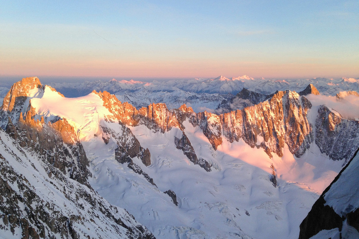 Dans les rappels de la descente. Un parmi les plus beaux couchers de soleil que j'ai pu voir