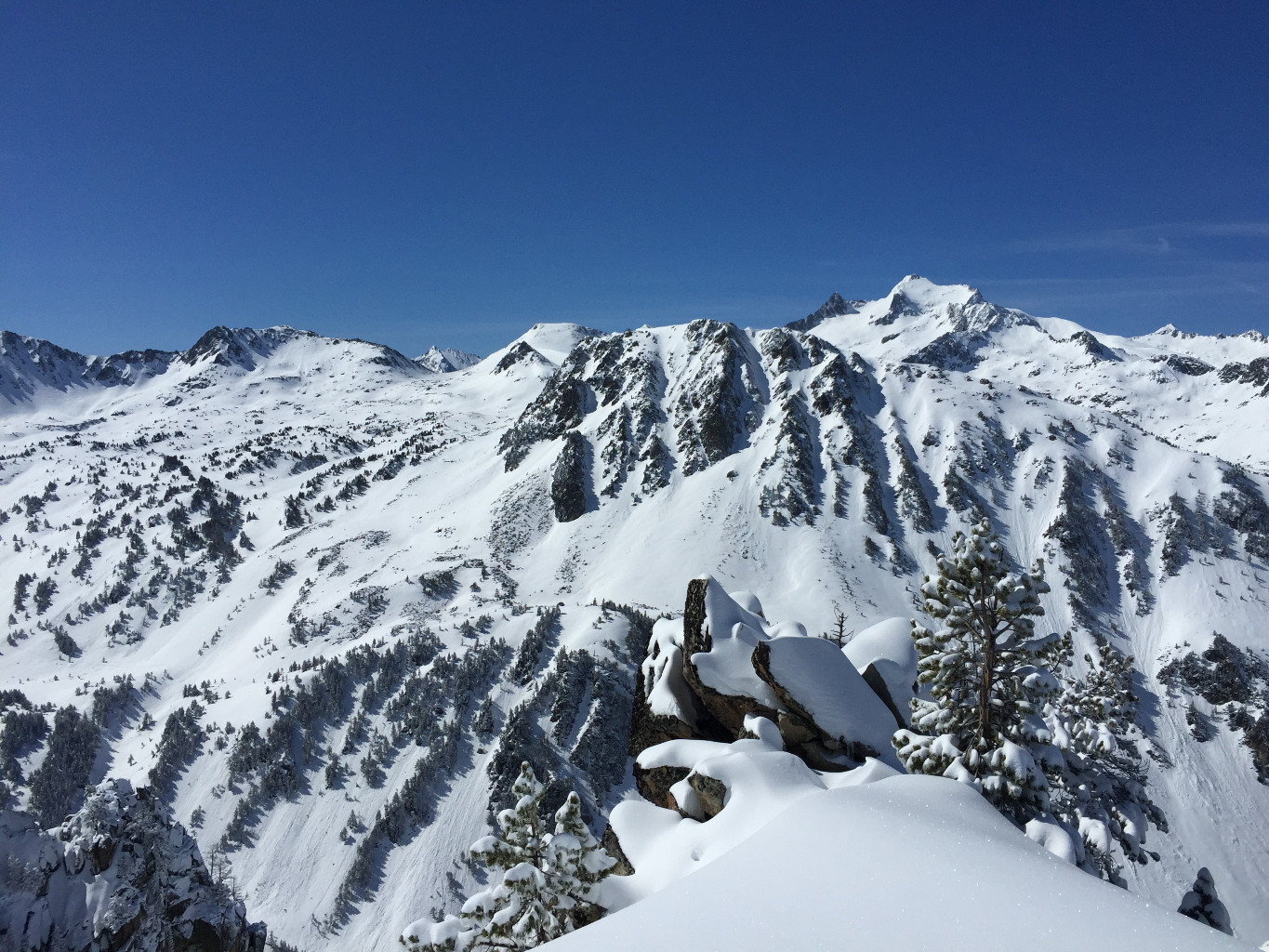 Vue vers le néouvielle du sommet