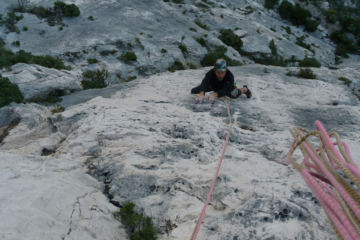 Trouvé les mains pour sortir du crux, plus qu'à monter les pieds !