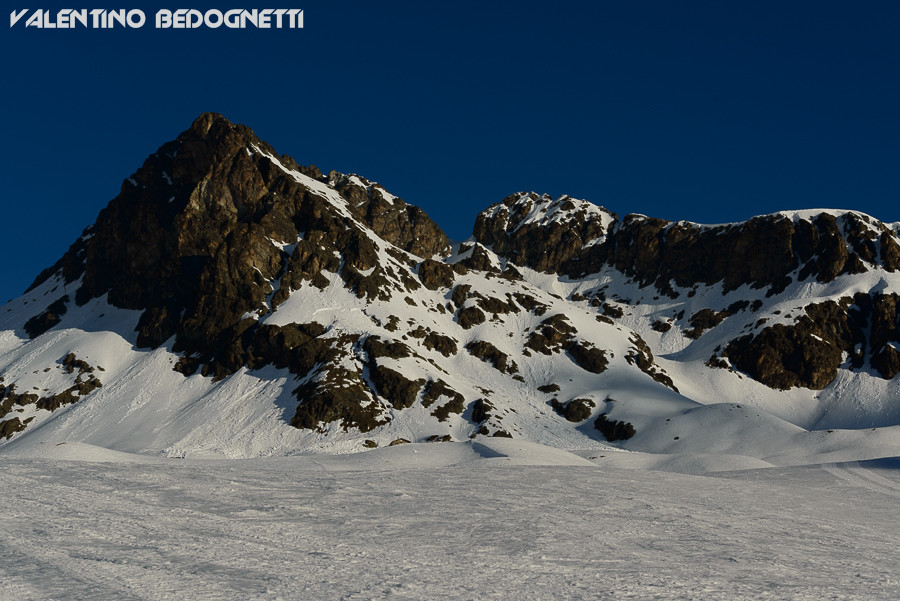 il Piz Saluver 3161m sulla sinistra con l'imbocco del canalone sulla destra.