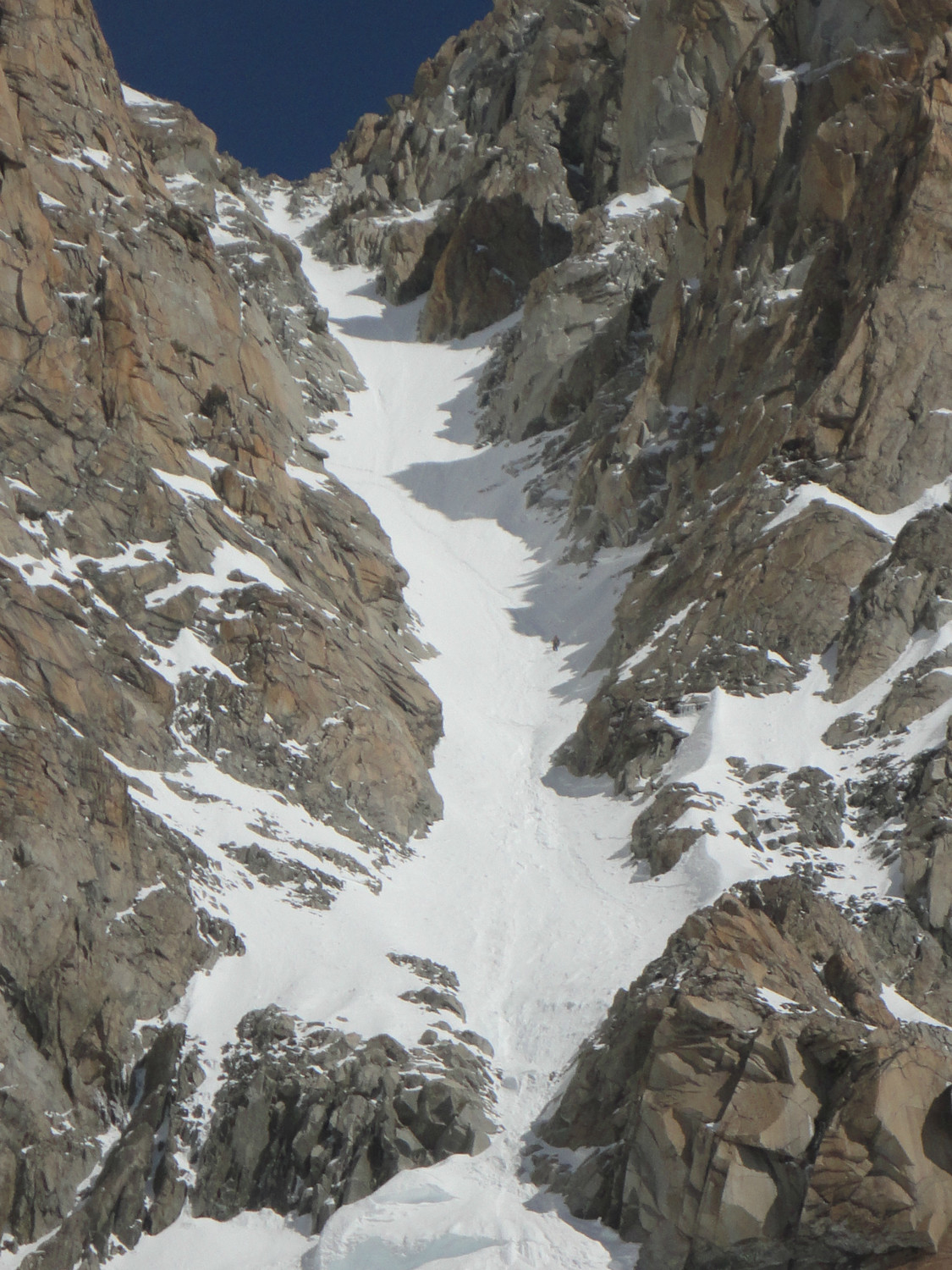 Une cordée de trois dans le couloir en Y d'Argentière