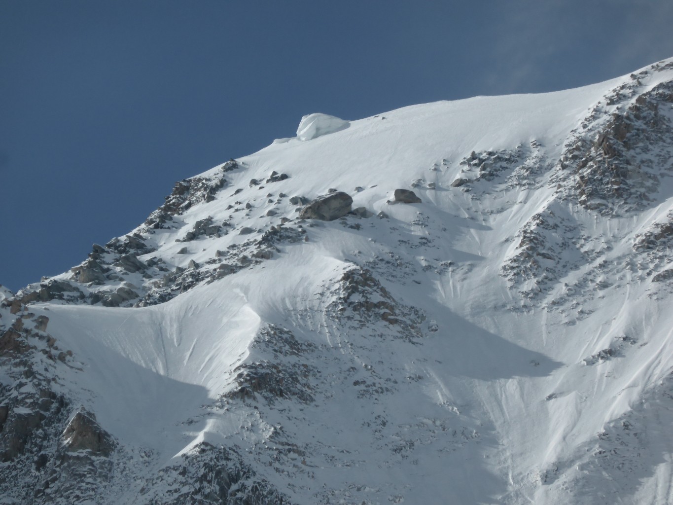 Le bourrelet corniché des Courtes et le haut de la face N toute blanche...