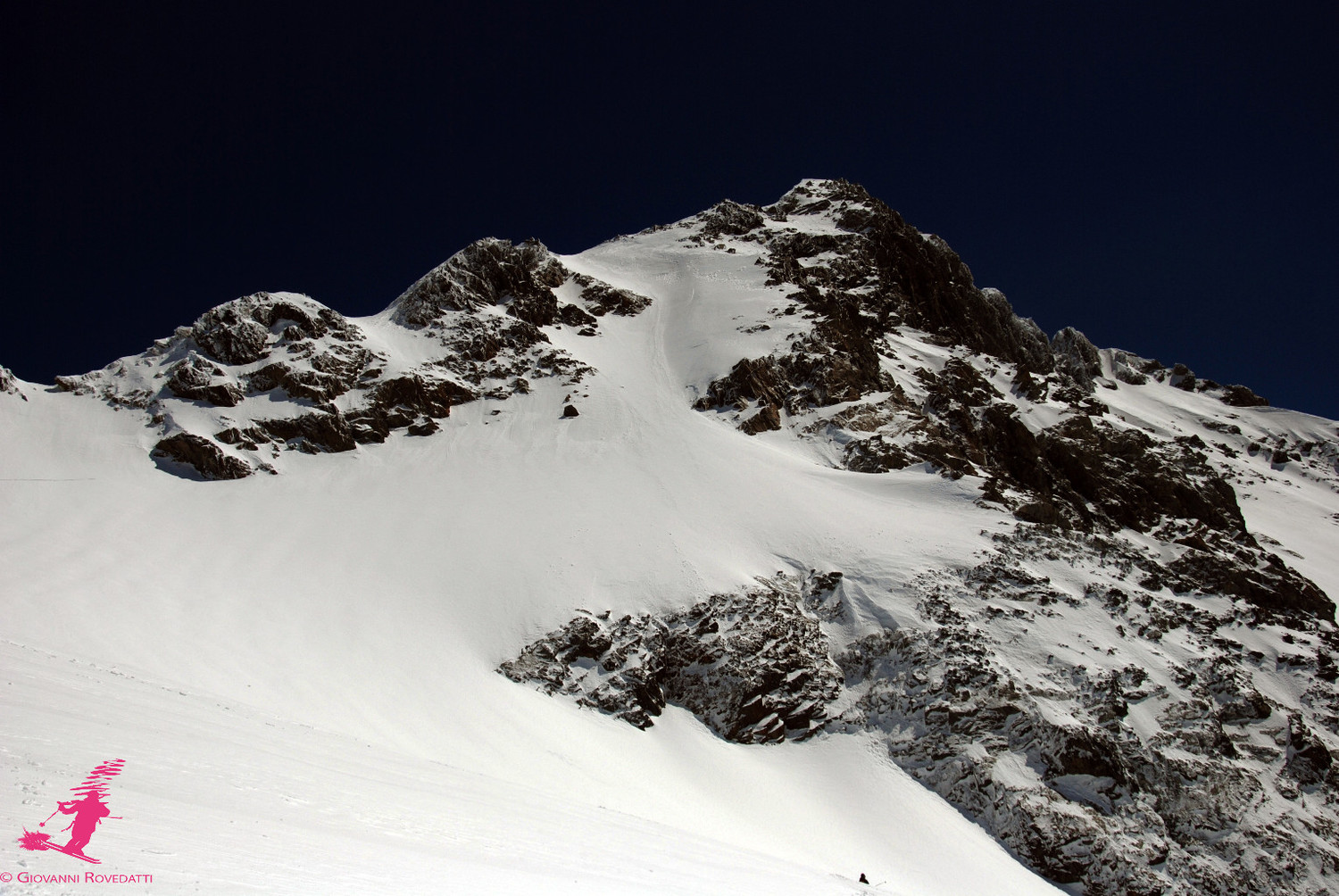 Canalone Schenatti e a sinistra la via normale al Monte Disgrazia 3678m