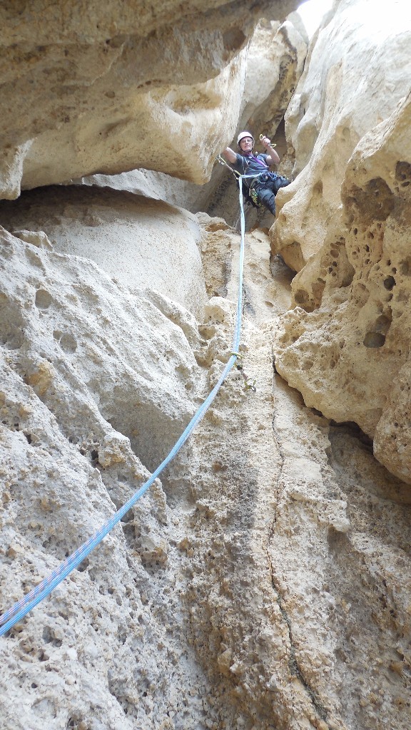 après avoir traversée sur la gauche, monter tout droit point peu visible, assez haut, attention au sac, passage très étroit.