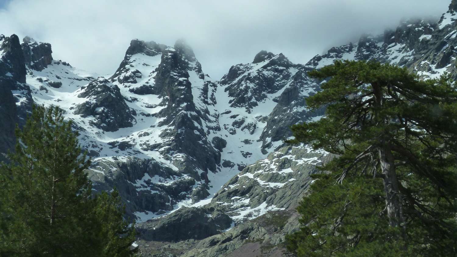 Beaux couloir soutenu rectiligne, et sa rampe en diagnonale au sommet