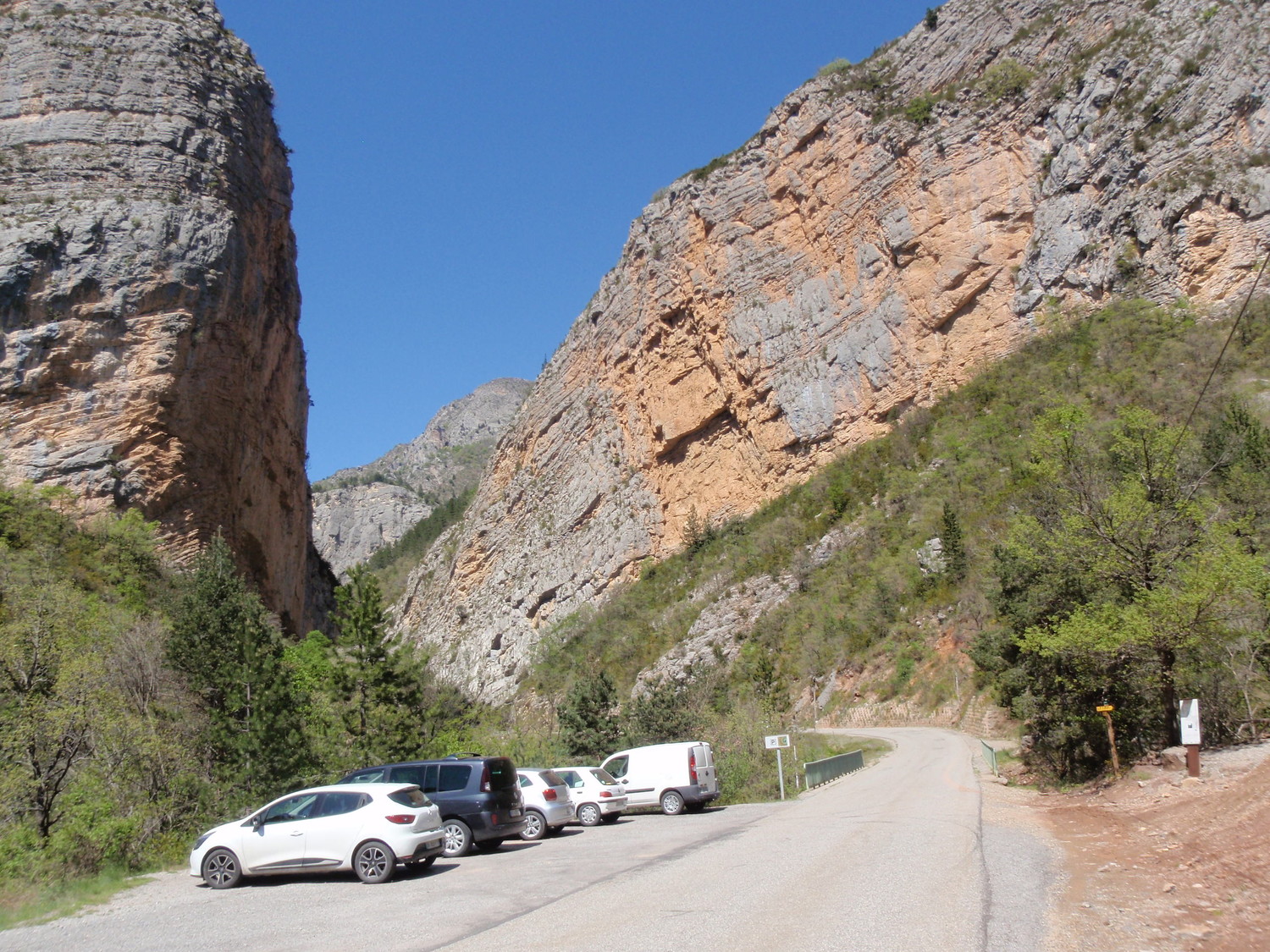 Le Parking du Viel Esclangon,au fond La Clue de Pérouré