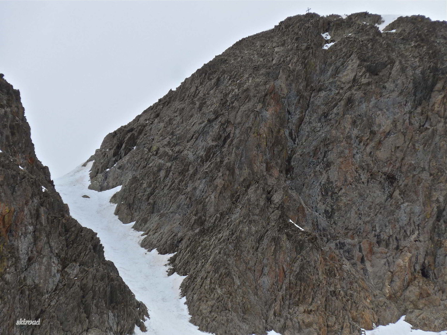Le Couloir et le Sommet du Gélas avec sa croix.