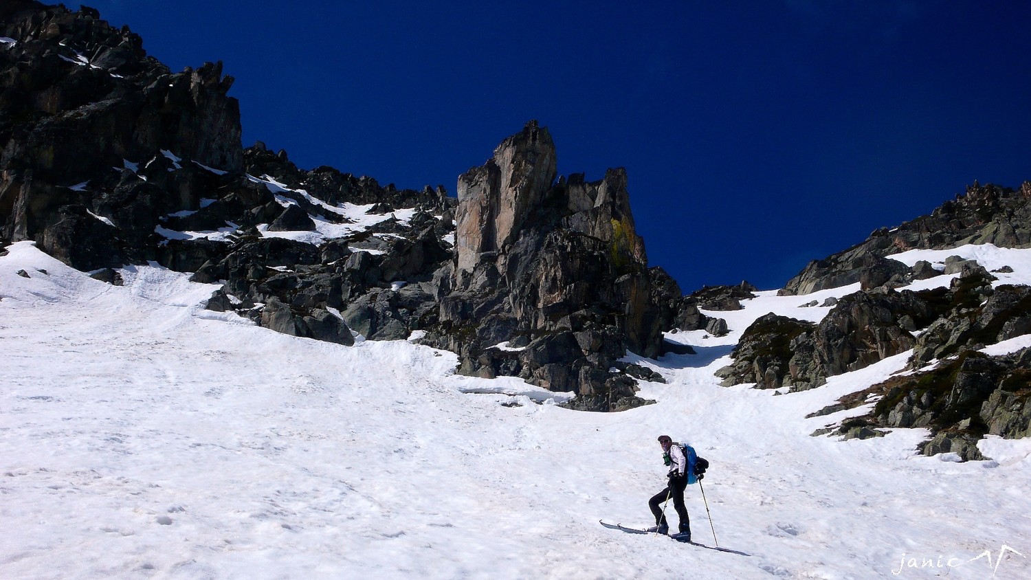 Sous le couloir qui mène à la crête