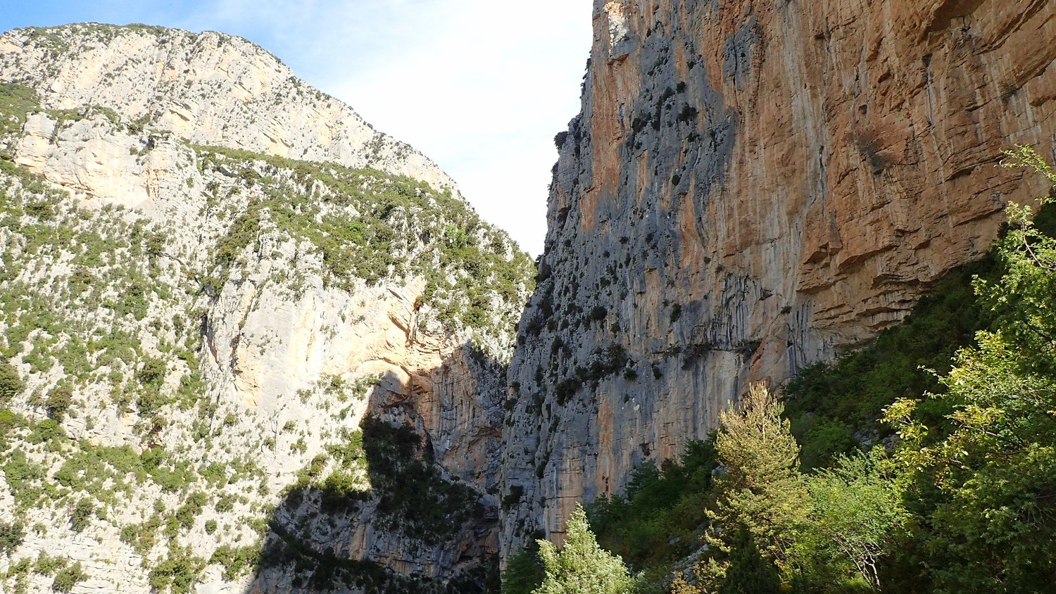 La voie est tout au fond de la paroi