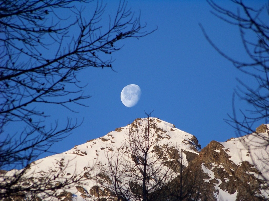 La lune au sommet de la ointe de cugne