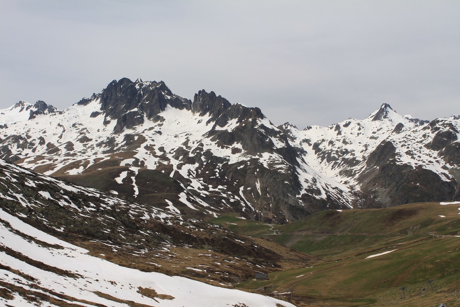 Vue d'ensemble sur les Aiguilles de l'Argentière, depuis le Col de la Croix de Fer