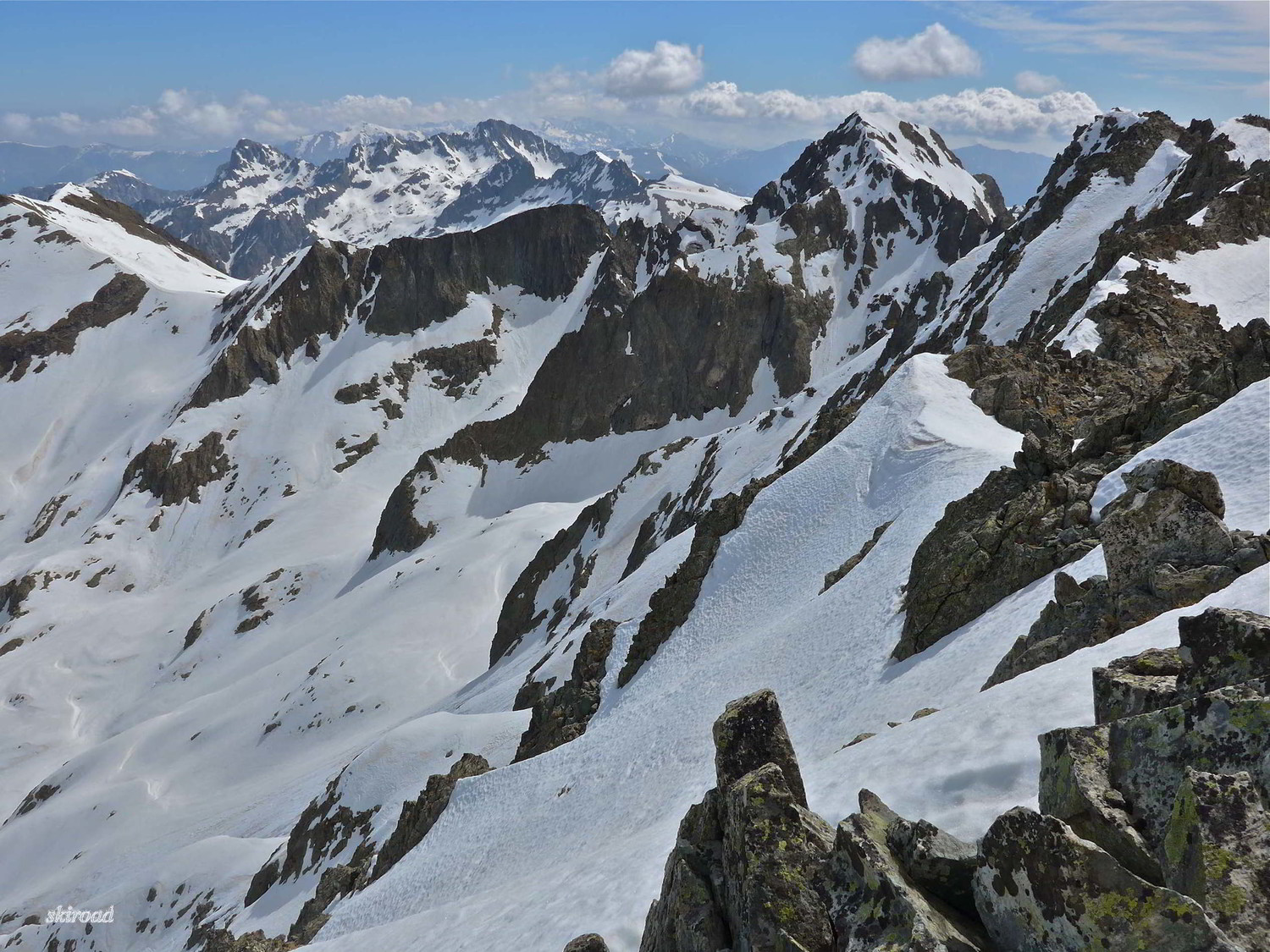 A gauche Col del Vei del Bouc et tout au fond le Frisson et Roche de l'Abysse.