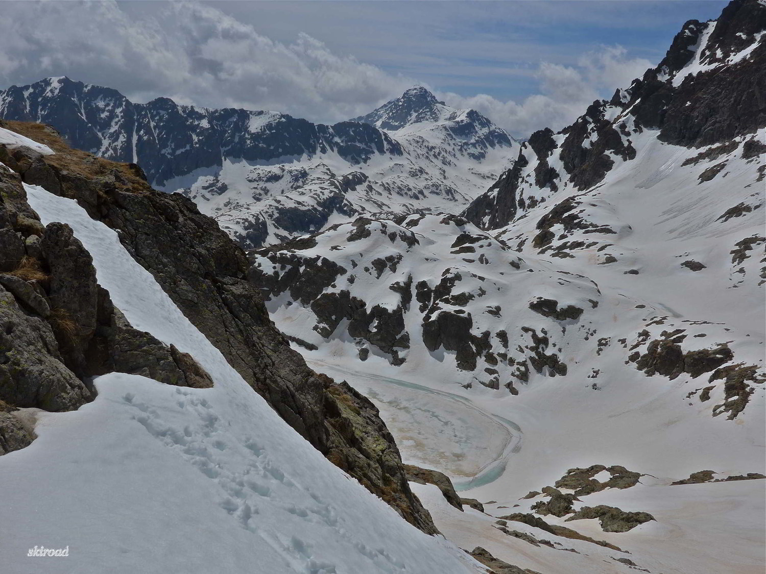 Du Collet de Charnassère vue sur le Mt Bégo et ma descente sur les Lacs Gelé et Lusière.