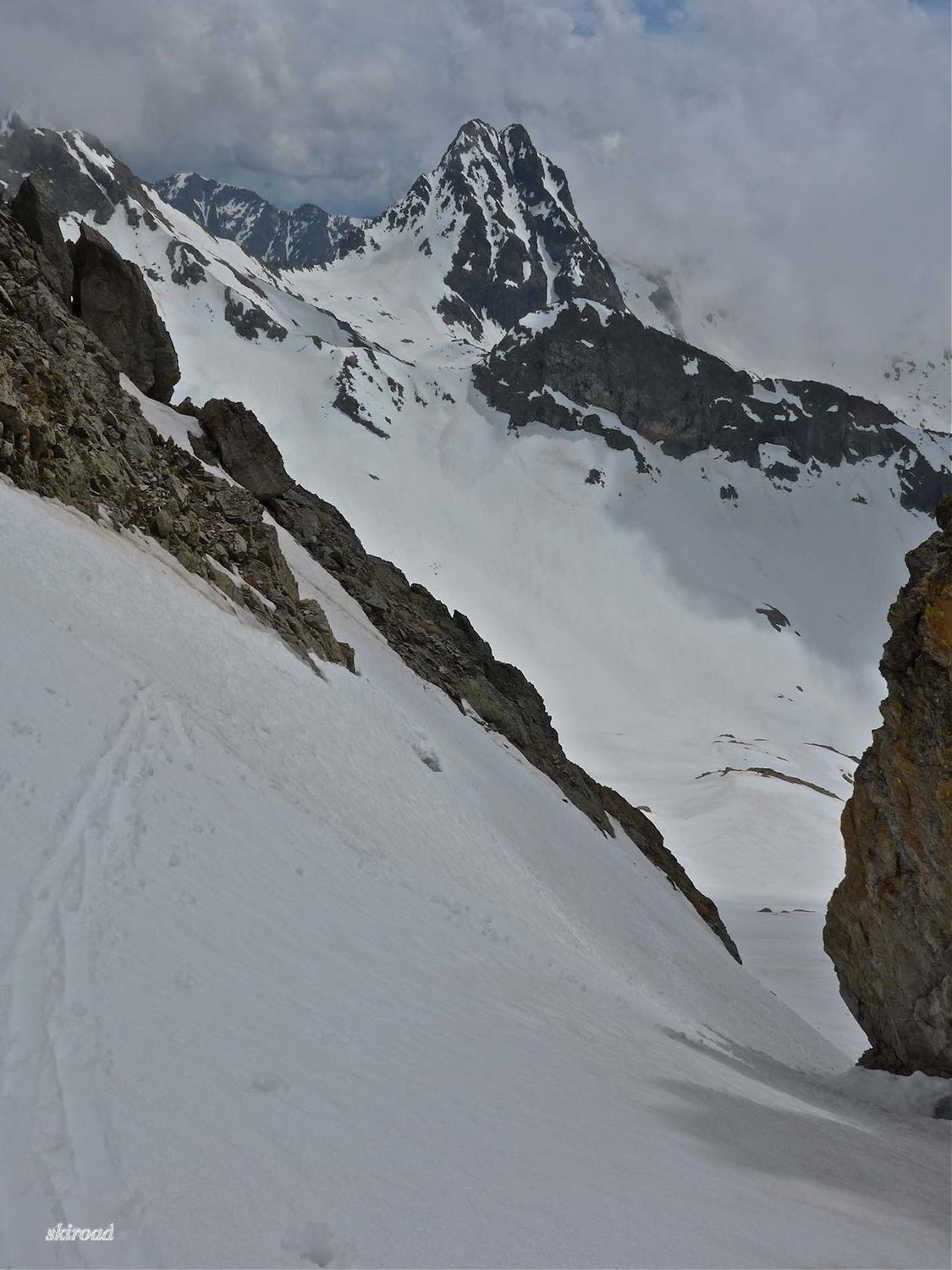 Neige excellente pour une remontée à ski du couloir E d'Asquasciati.