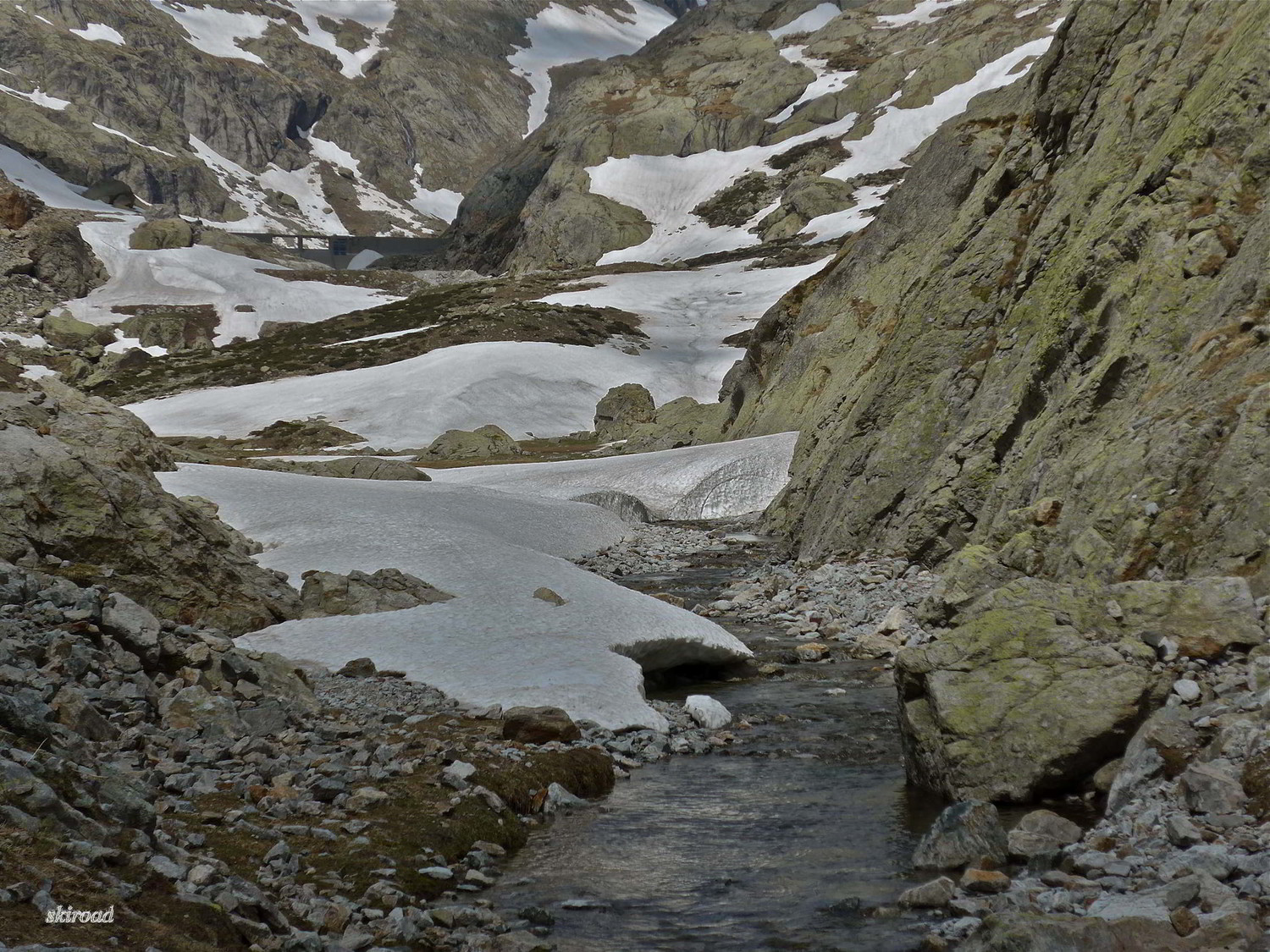 Sous le Lac de la Fous on se faufile avec les névés.