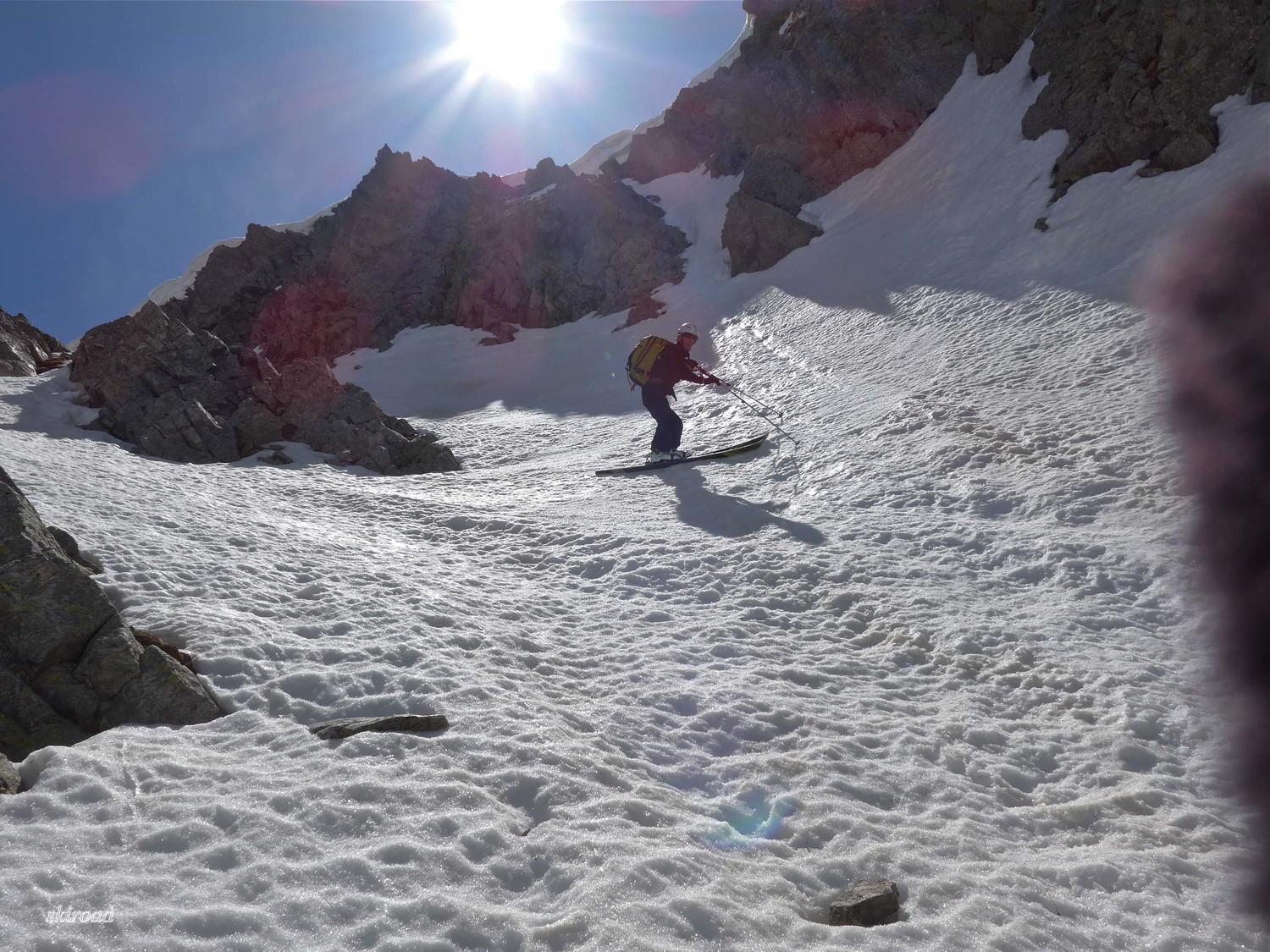 Dans le couloir N, passage en neige dure avec un peu de relief.