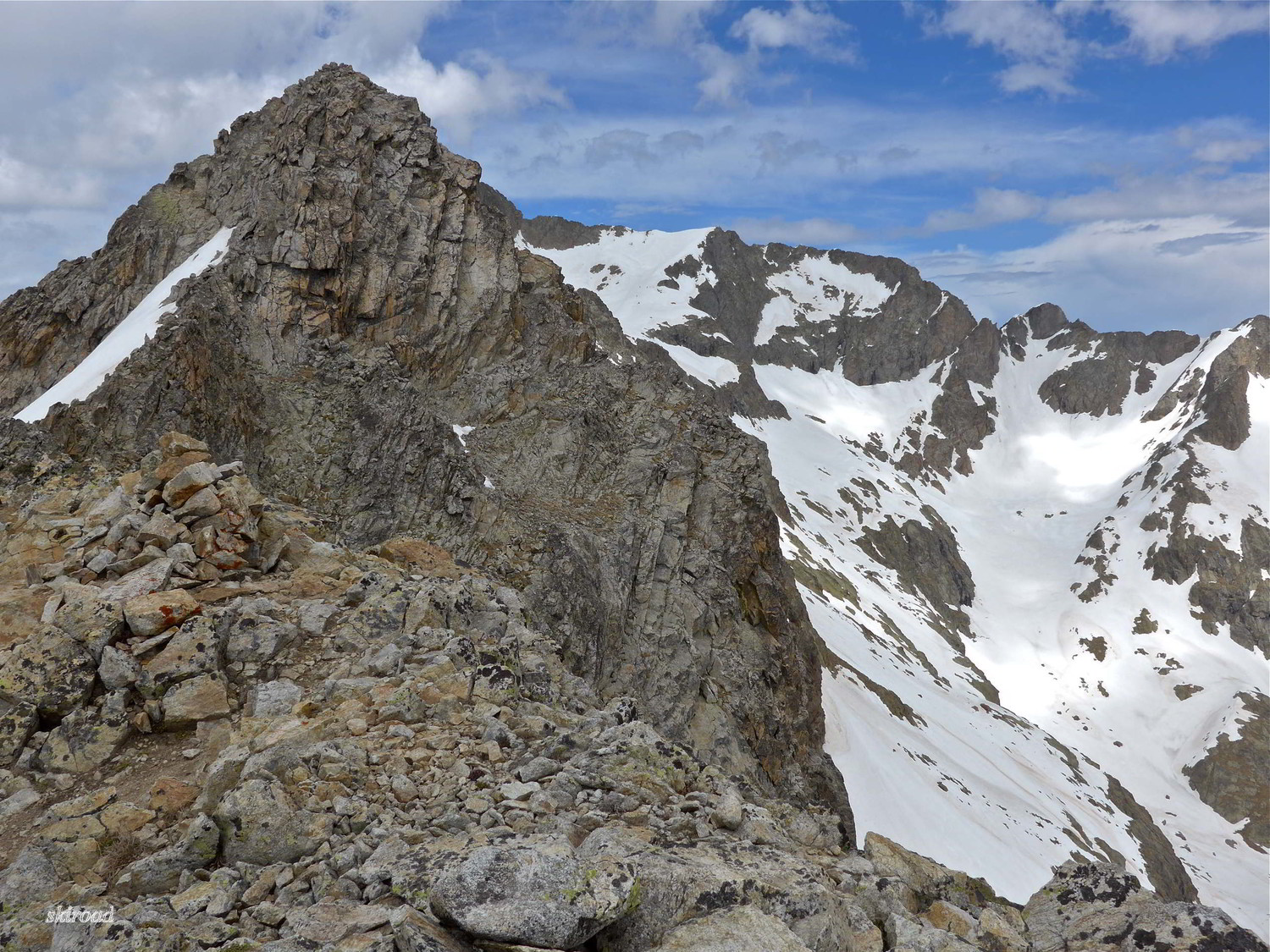 De la crête vers 2900m le Cabret et à sa droite le Balcon du Gélas.
