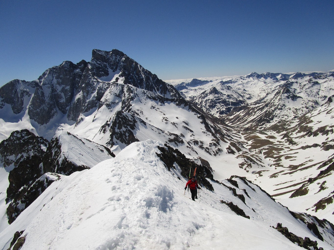 Arrivée au Sommet sur fond de Vignemale