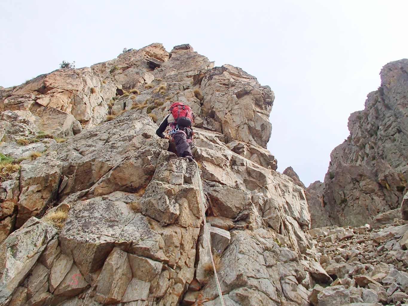 Départ dans les rochers brisés au dessus du S rouge