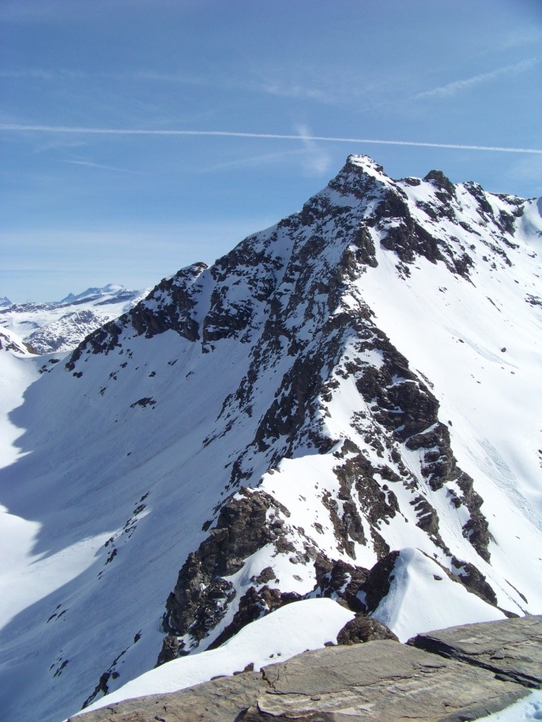 L'imposante arête SW de la pointe W du grand fond.