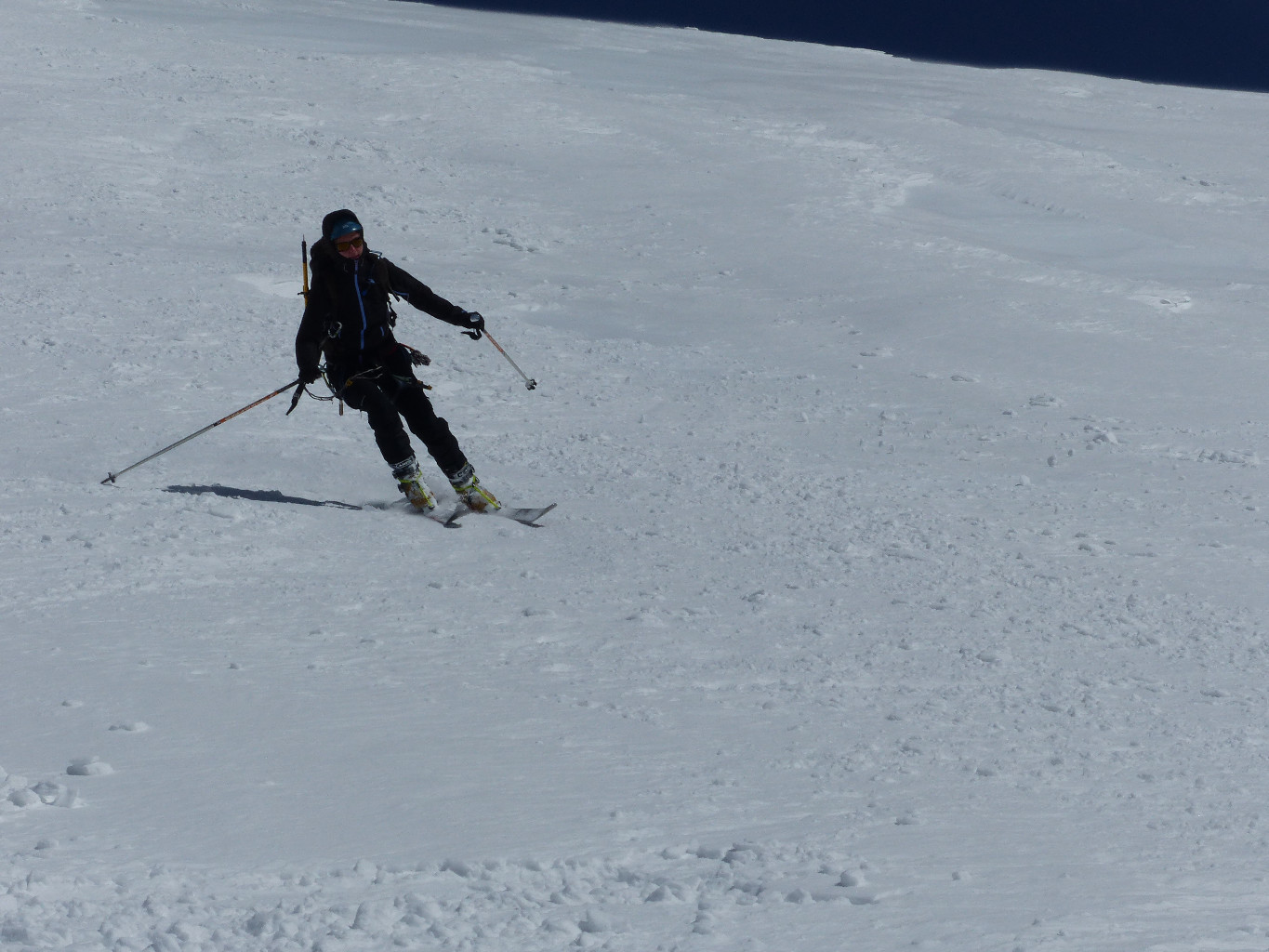En haut, de la neige récente agréable une fois décaillée