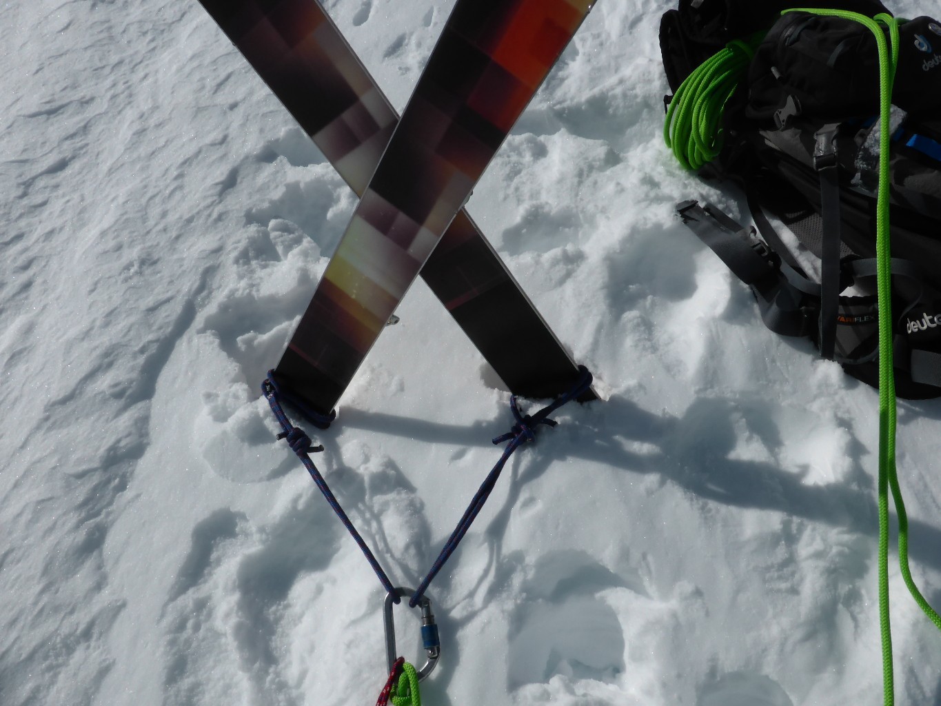 Solide ancrage au-dessus de la rimaye: 1m de neige tassée