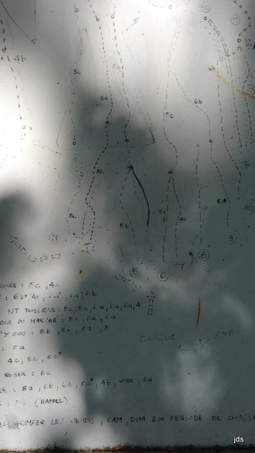 Le Topo est dessiné sur une plaque à droite du secteur.