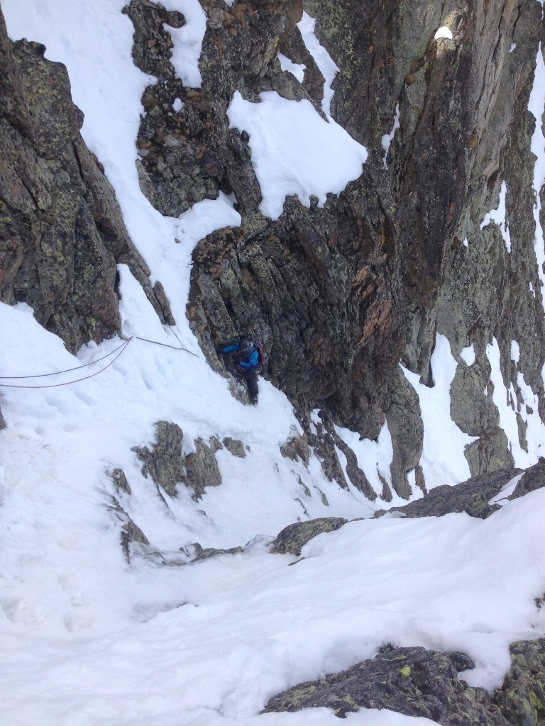 Camille qui désescalade la deuxième partie du couloir plus délicate