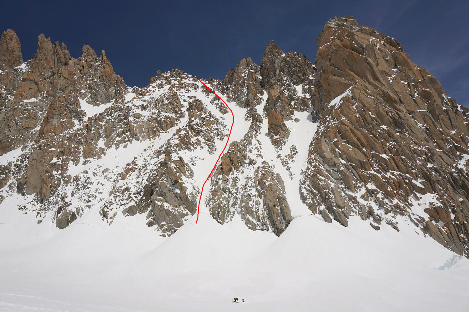 Le couloir sud-ouest des aiguillettes du Tacul bien enniegé de haut en bas ce jour.