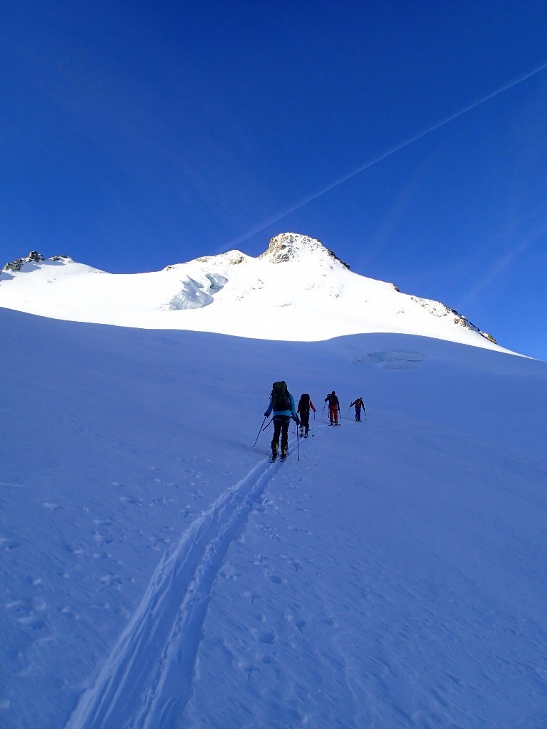 On s'approche (Le sommet est la pointe au milleu)