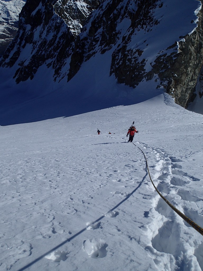Pente raide. On a opté pour la montée à pied avec crampons