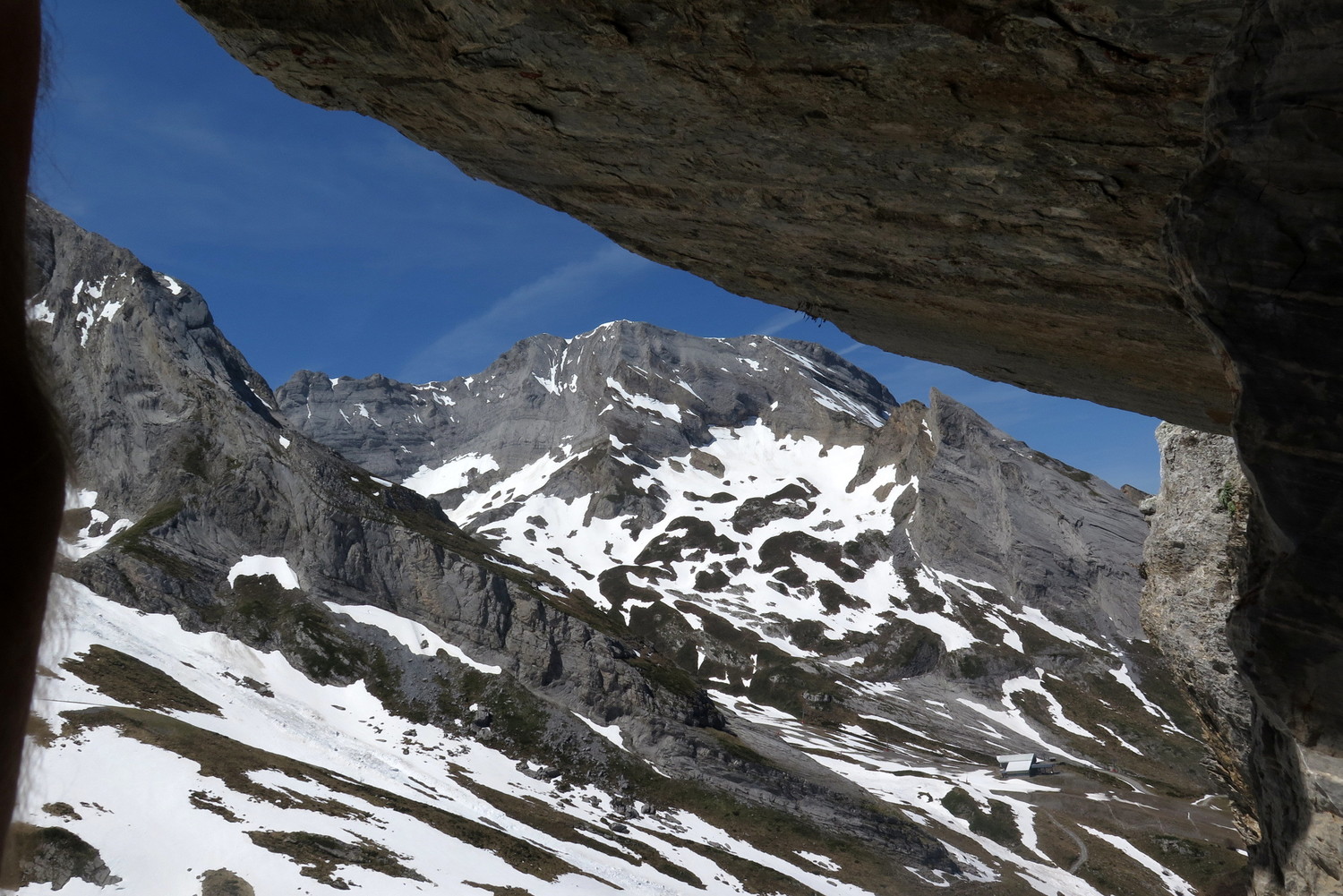 relais possible sous cette cahutte, vue sur le pic de Ger