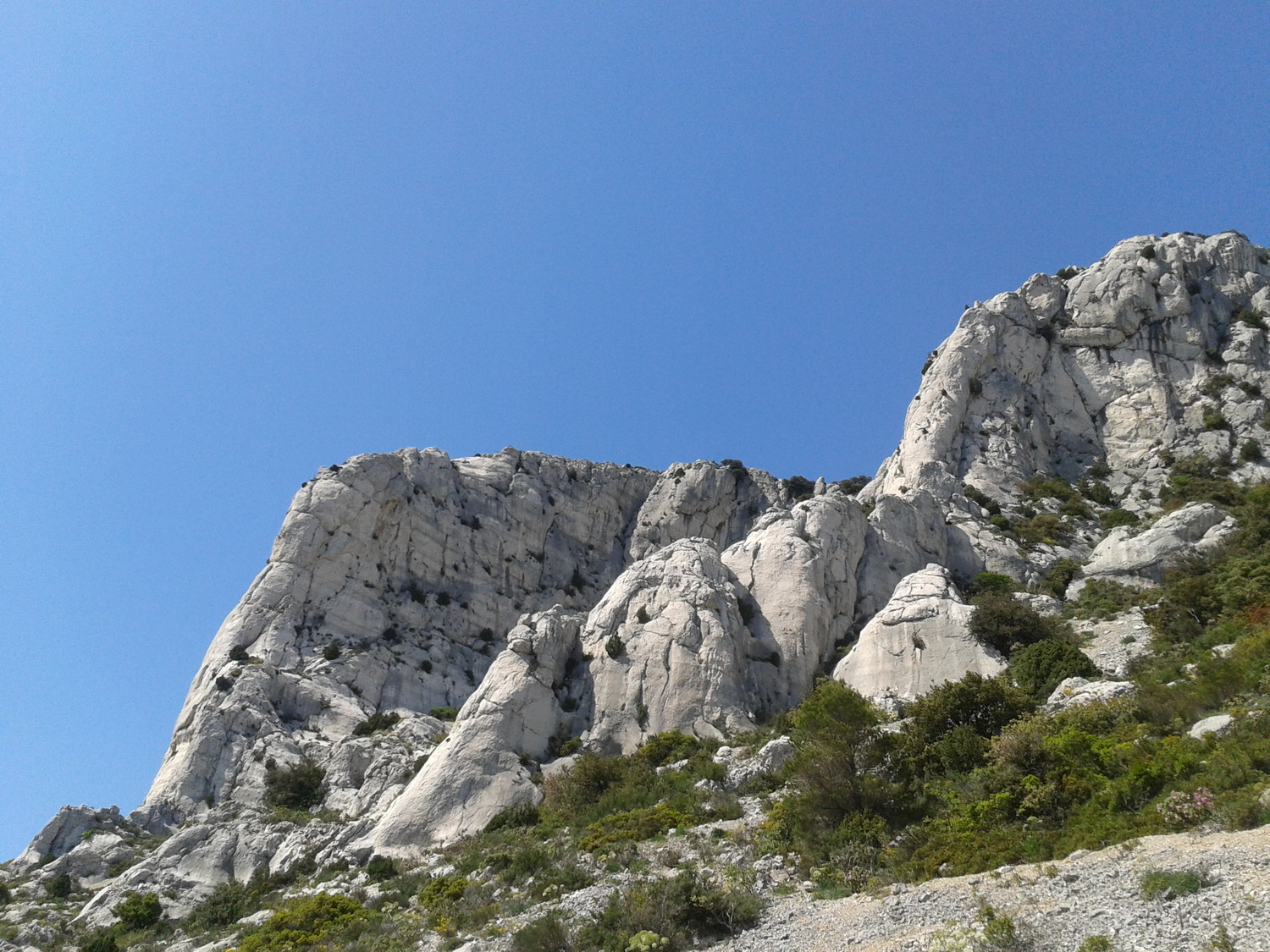 Le fil du rasoir : la voie est à droite et rejoint l'arête à la base du pilier vertical