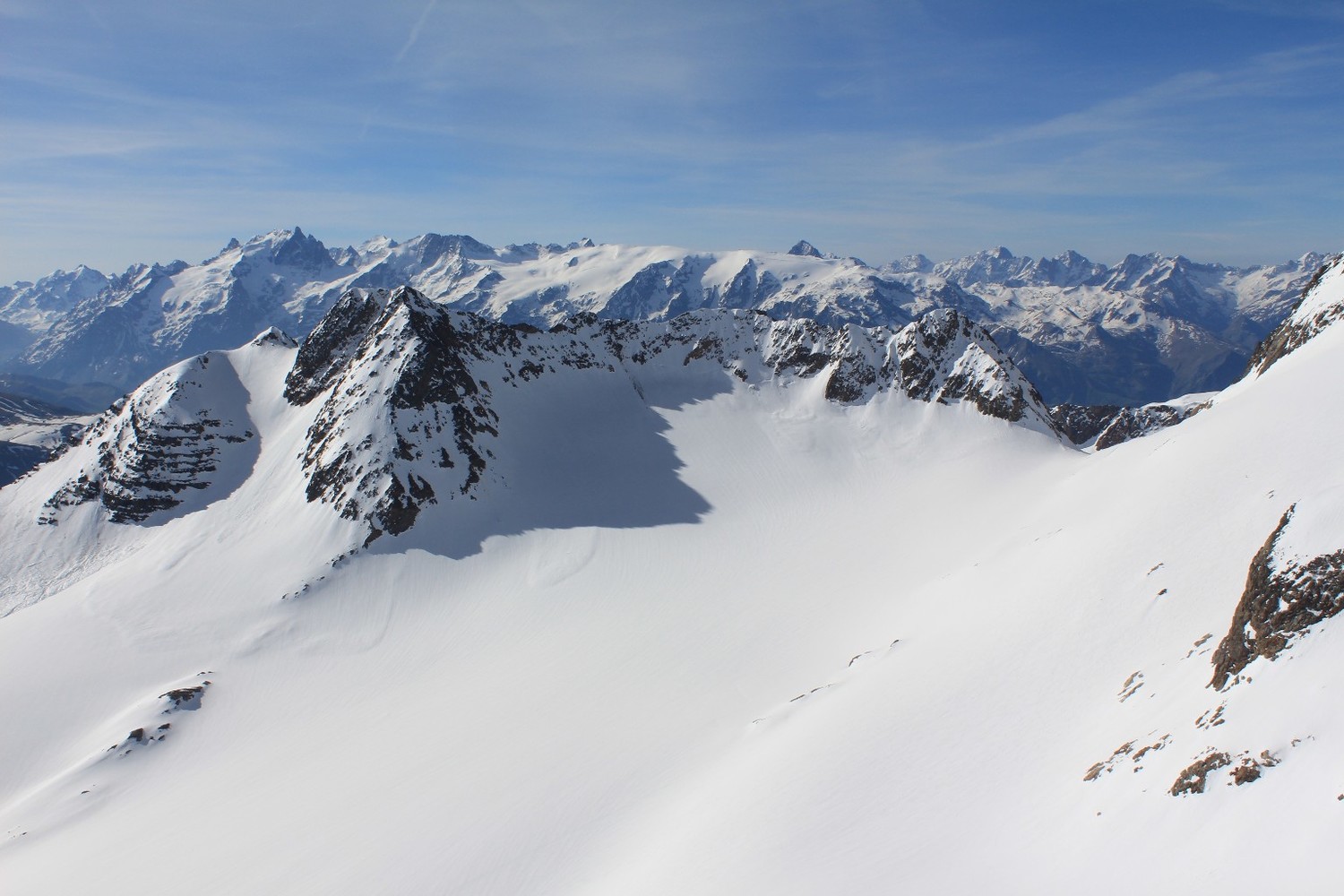 Le glacier de Saint Sorlin, les Cimes du Grand et du Petit Sauvage, le Col des Quirlies... Et au loin, le N du massif des Ecrins !